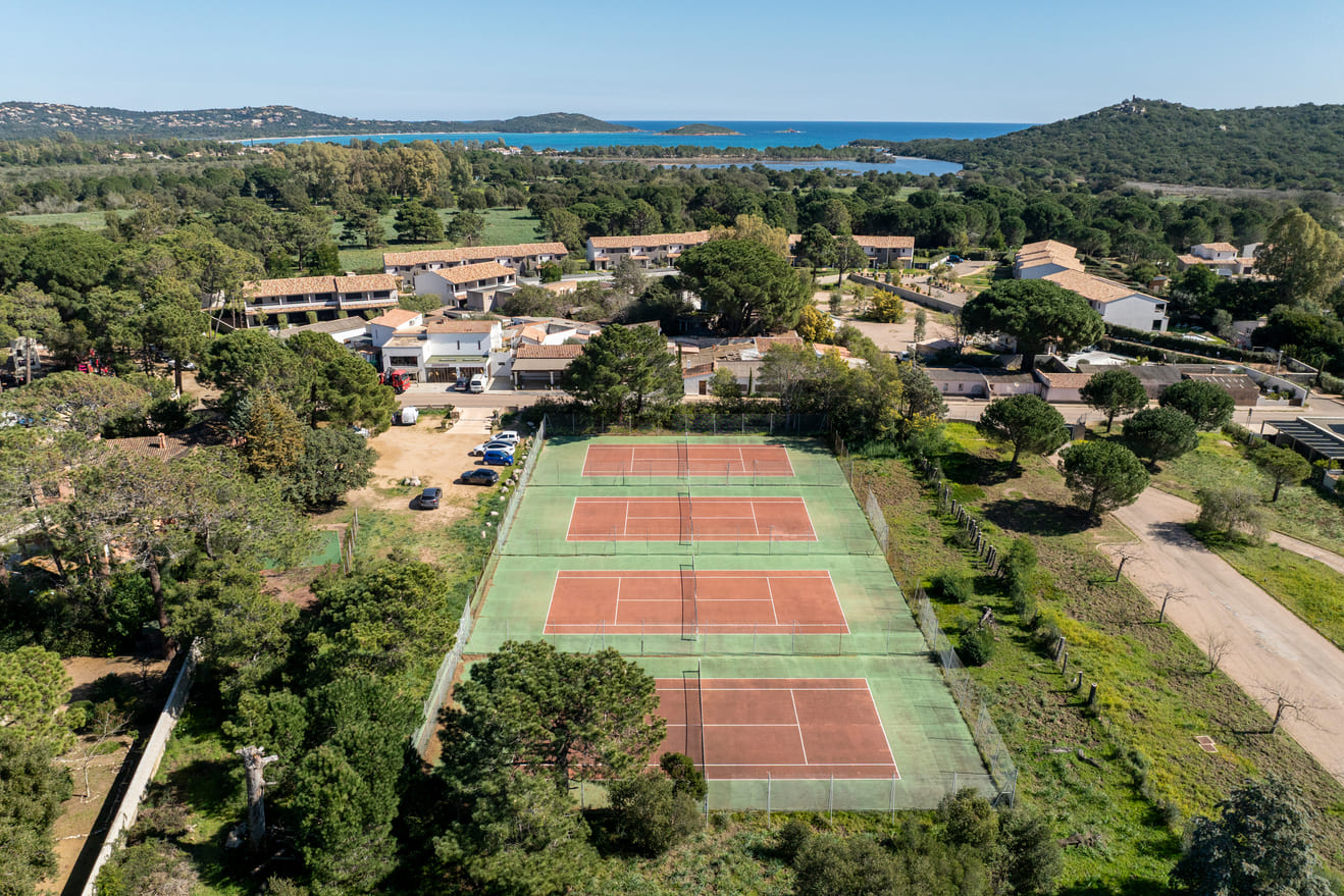 Tennis Cala Rossa : Sport et Bien-être en Corse